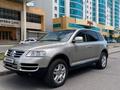 Volkswagen Touareg 2006 года за 7 300 000 тг. в Астана – фото 2