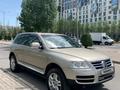 Volkswagen Touareg 2006 года за 7 300 000 тг. в Астана – фото 3