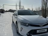 Toyota Camry 2018 года за 13 500 000 тг. в Актобе – фото 2