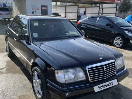 Mercedes-Benz E 280 1994 года за 2 400 000 тг. в Атырау – фото 2