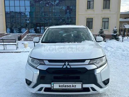 Mitsubishi Outlander 2022 года за 11 900 000 тг. в Актобе – фото 3