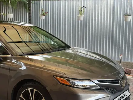 Toyota Camry 2019 года за 11 000 000 тг. в Алматы – фото 2