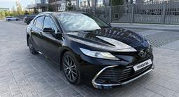 Toyota Camry 2021 года за 15 500 000 тг. в Актобе – фото 2