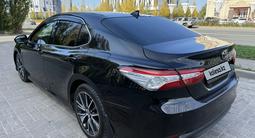 Toyota Camry 2021 года за 15 500 000 тг. в Актобе – фото 4