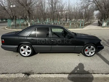 Mercedes-Benz E 320 1995 года за 3 500 000 тг. в Атырау – фото 4