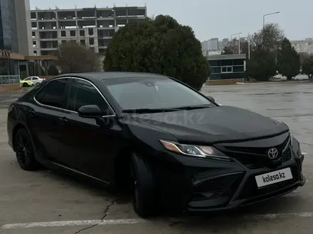 Toyota Camry 2021 года за 13 200 000 тг. в Актау – фото 2