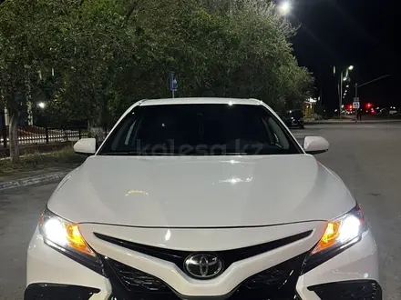 Toyota Camry 2018 года за 9 000 000 тг. в Актобе – фото 18