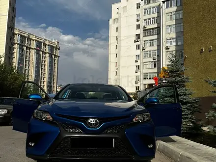 Toyota Camry 2018 года за 11 800 000 тг. в Алматы – фото 4
