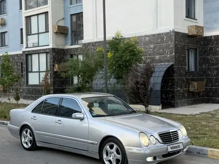 Mercedes-Benz E 320 2001 года за 5 700 000 тг. в Шымкент – фото 2