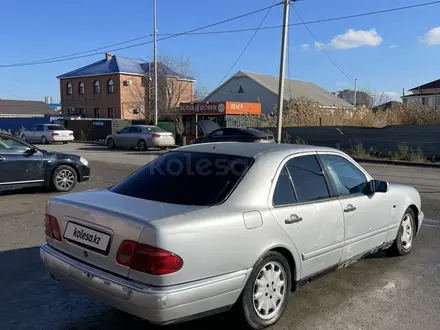 Mercedes-Benz E 280 1996 года за 900 000 тг. в Атырау – фото 2