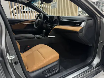 Toyota Camry Luxe 2025 года за 25 190 000 тг. в Атырау – фото 9