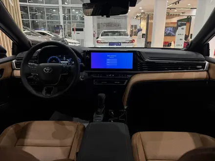 Toyota Camry Luxe 2025 года за 25 190 000 тг. в Атырау – фото 11