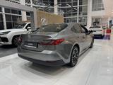 Toyota Camry Luxe 2025 года за 25 190 000 тг. в Атырау – фото 4