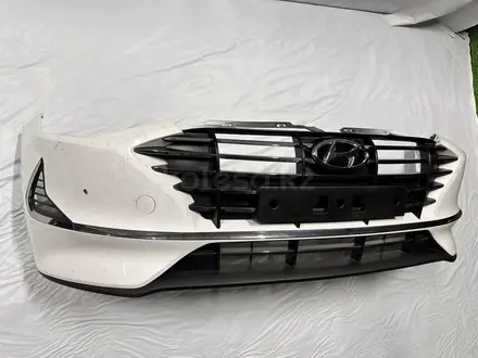 Передний бампер Hyundai Sonata DN8 — оригинал. за 10 000 тг. в Караганда