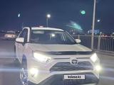 Toyota RAV4 2020 года за 15 500 000 тг. в Атырау