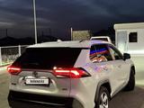 Toyota RAV4 2020 года за 15 500 000 тг. в Атырау – фото 2