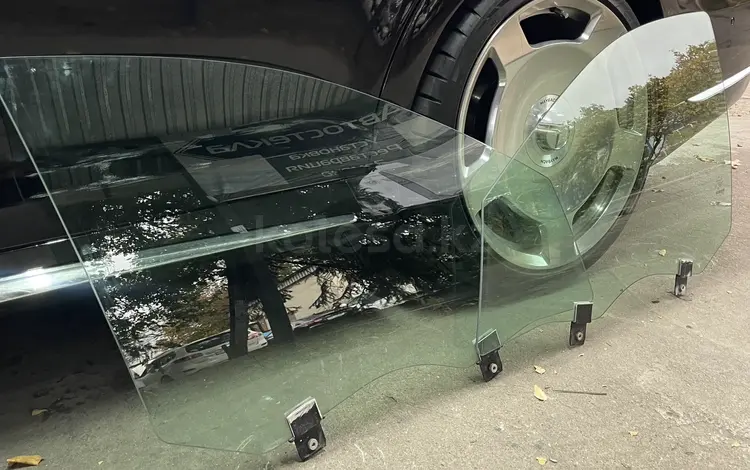 Стекла Мерседес w221 передние боковые за 50 000 тг. в Алматы