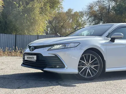 Toyota Camry 2021 года за 16 200 000 тг. в Алматы – фото 3