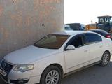Volkswagen Passat 2010 года за 2 700 000 тг. в Шымкент – фото 2