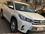 Toyota Highlander 2017 годаfor11 940 000 тг. в Актау