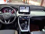 Toyota RAV4 2021 года за 15 500 000 тг. в Шымкент – фото 2