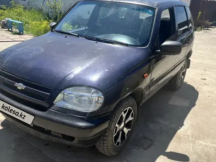 Chevrolet Niva 2005 года за 750 000 тг. в Атырау – фото 2