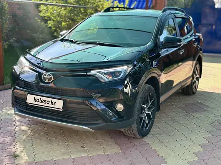 Toyota RAV4 2018 года за 11 700 000 тг. в Актобе – фото 2