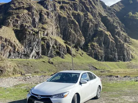 Toyota Camry 2015 года за 7 500 000 тг. в Уральск – фото 2