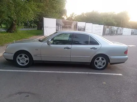Mercedes-Benz E 200 1996 года за 2 300 000 тг. в Алматы – фото 2