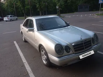 Mercedes-Benz E 200 1996 года за 2 300 000 тг. в Алматы – фото 3