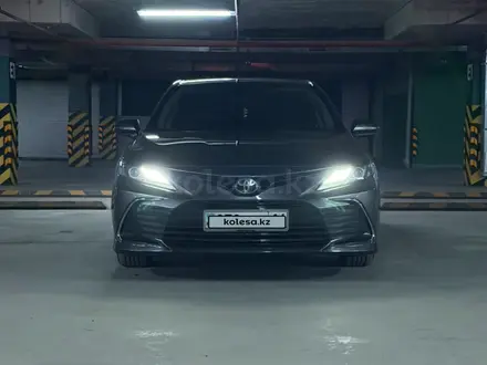 Toyota Camry 2022 года за 11 990 000 тг. в Павлодар – фото 2