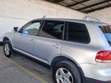 Volkswagen Touareg 2005 года за 4 500 000 тг. в Алматы – фото 2