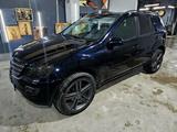 Mercedes-Benz ML 550 2006 года за 7 500 000 тг. в Караганда – фото 2