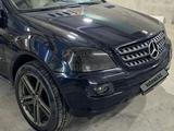 Mercedes-Benz ML 550 2006 года за 7 500 000 тг. в Караганда – фото 3