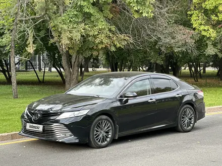 Toyota Camry 2019 года за 13 700 000 тг. в Алматы – фото 2