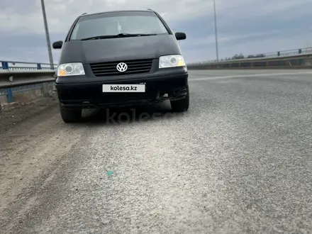 Volkswagen Sharan 2002 года за 3 200 000 тг. в Актобе