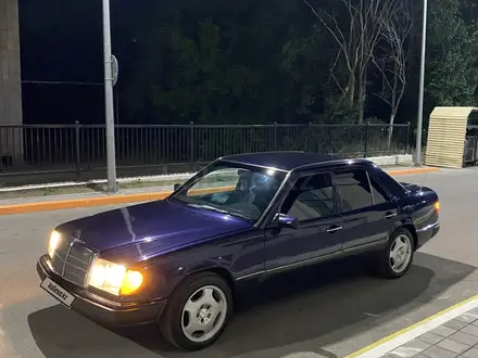 Mercedes-Benz E 230 1990 года за 2 000 000 тг. в Караганда