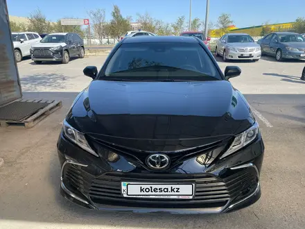 Toyota Camry 2023 года за 16 700 000 тг. в Атырау