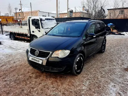 Volkswagen Touran 2007 года за 3 650 000 тг. в Астана – фото 2