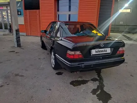 Mercedes-Benz E 280 1994 года за 2 200 000 тг. в Атырау – фото 9