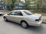 Toyota Camry 1998 года за 2 600 000 тг. в Алматы – фото 2
