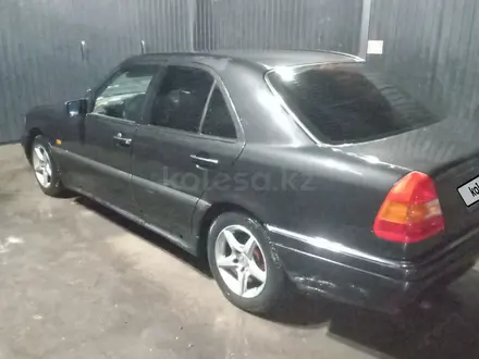 Mercedes-Benz C 200 1994 года за 2 100 000 тг. в Семей – фото 3