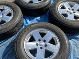 Шины Bridgestone 255/70/18 ЗИМА. Диски Jeep 18x7.5 за 11 777 тг. в Уральск