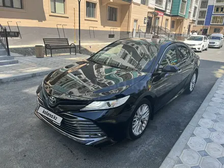 Toyota Camry 2018 года за 13 900 000 тг. в Атырау – фото 2