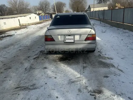 Mercedes-Benz E 220 1993 года за 1 500 000 тг. в Жанакорган – фото 3