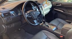 Toyota Camry 2015 года за 9 400 000 тг. в Актобе – фото 5