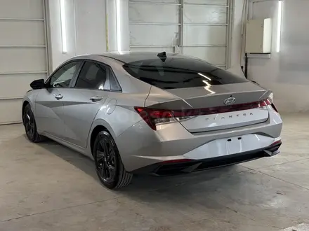 Hyundai Elantra 2021 года за 8 200 000 тг. в Актобе – фото 2