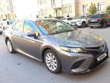 Toyota Camry 2018 года за 8 500 000 тг. в Атырау – фото 2