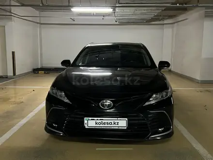 Toyota Camry 2021 года за 13 100 000 тг. в Астана – фото 2