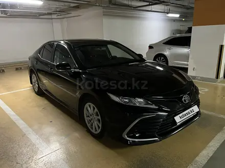 Toyota Camry 2021 года за 13 100 000 тг. в Астана – фото 3